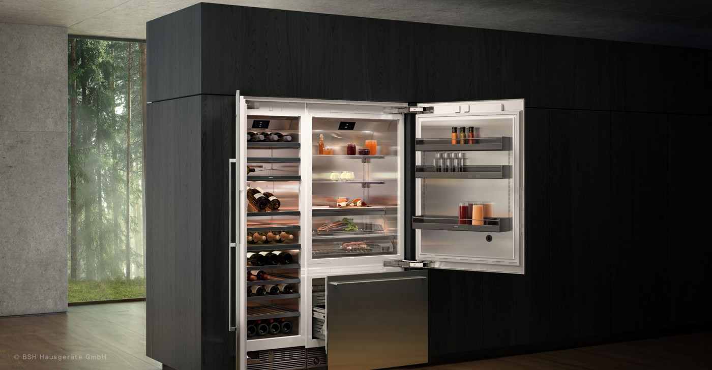 Geöffneter Kühlschrank und Weinkühlschrank in einer Gaggenau Küche